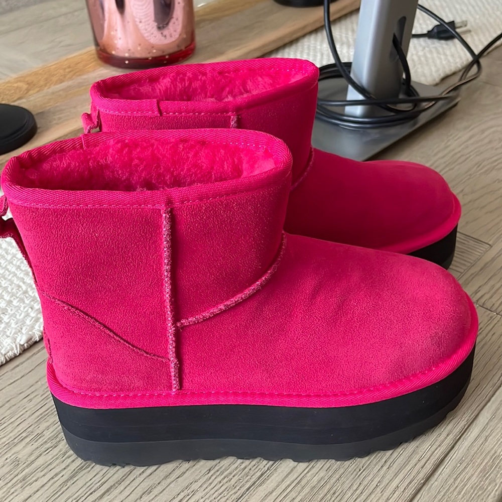 NWOT ultra mini platform uggs in hot pink